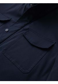 Ombre Clothing - Lekka męska kurtka z wysokim kołnierzem i kieszeniami – granatowa V2. Okazja: na co dzień. Typ kołnierza: kołnierzyk stójkowy. Kolor: niebieski. Materiał: syntetyk, materiał. Wzór: aplikacja. Styl: klasyczny, casual #5
