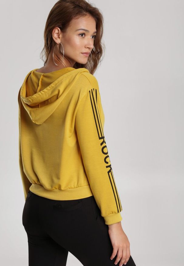 Renee - Żółta Bluza Rhenelaeno. Typ kołnierza: kaptur. Kolor: żółty. Długość: długie. Wzór: nadruk, napisy. Styl: klasyczny
