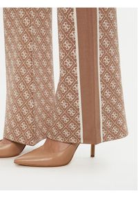 Guess Spodnie materiałowe W3YB38 Z37K0 Beżowy Regular Fit. Kolor: beżowy. Materiał: wiskoza
