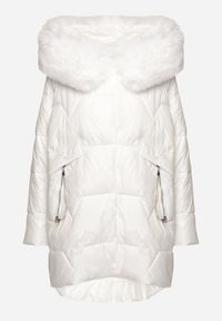 Born2be - Biała Pikowana Kurtka o Pudełkowym Kroju z Odpinanym Futerkiem i Ozdobnym Suwakiem Hedilina. Okazja: na co dzień, na spacer. Kolor: biały. Materiał: futro. Styl: casual, elegancki #9