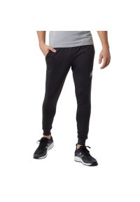 Spodnie New Balance MP23091PHM - czarne. Kolor: czarny. Materiał: dresówka, poliester. Sport: turystyka piesza, fitness, wspinaczka