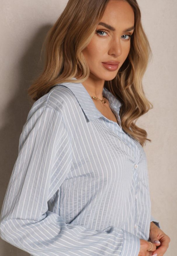 Renee - Jasnoniebieska Casualowa Koszula z Dodatkiem Bawełny w Paski Merinete. Okazja: na co dzień. Kolor: niebieski. Materiał: bawełna. Wzór: paski. Styl: casual