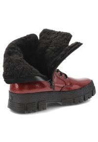 Czerwone Botki Rieker Lakierowane Buty Damskie. Okazja: na co dzień. Zapięcie: sznurówki. Kolor: czerwony. Materiał: lakier. Szerokość cholewki: normalna. Sezon: zima. Styl: casual, klasyczny #5