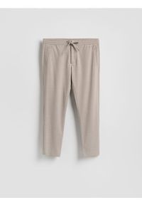 Reserved - Spodnie joggery - beżowy. Kolor: beżowy. Materiał: tkanina, wiskoza #1