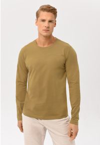Volcano - Beżowy longsleeve L-HALS. Kolekcja: plus size. Kolor: beżowy. Materiał: skóra, materiał, dresówka, bawełna, włókno. Długość rękawa: długi rękaw. Długość: długie. Wzór: gładki, aplikacja. Sezon: wiosna, zima, jesień, lato. Styl: klasyczny