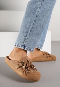 Born2be - Jasnobrązowe Klapki na Grubej Podeszwie z Frędzlami Klamrami i Koralikami Glysnell. Okazja: na co dzień, do pracy, na spacer. Kolor: brązowy. Materiał: jeans. Sezon: lato. Styl: casual, elegancki #2