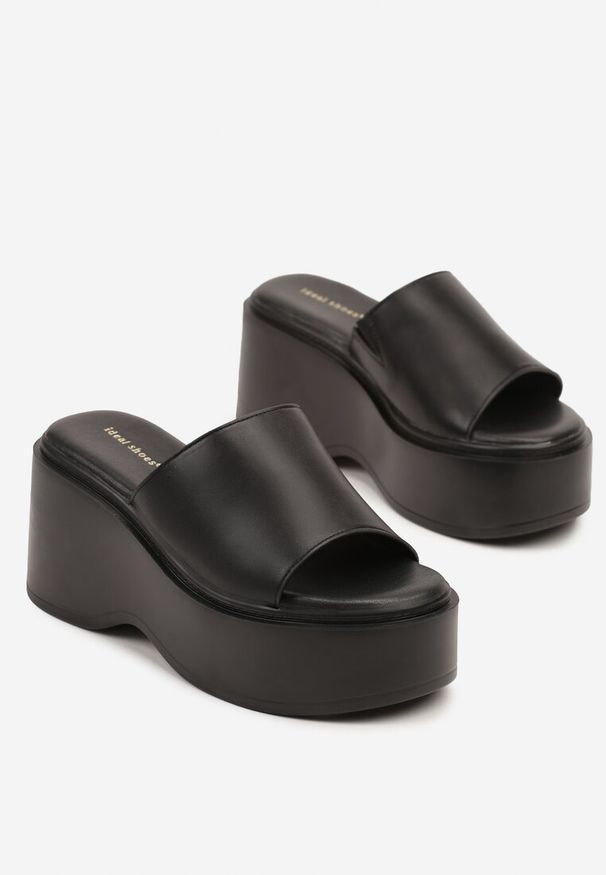 Renee - Czarne Basicowe Klapki na Platformie Faliriela. Okazja: na co dzień. Nosek buta: otwarty. Kolor: czarny. Materiał: jeans. Obcas: na platformie. Styl: elegancki, casual