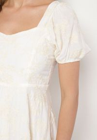 Born2be - Biała Wiskozowa Sukienka w Kwiaty Lunobella. Okazja: na co dzień. Kolor: biały. Materiał: wiskoza. Długość rękawa: długi rękaw. Wzór: kwiaty. Typ sukienki: sportowe. Styl: elegancki, casual, sportowy #2