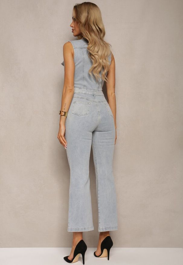Renee - Jasnoniebieski Taliowany Jeansowy Kombinezon z Bawełny z Dzwonami z Guzikami i Imitacją Kieszeni Abnelia. Kolor: niebieski. Materiał: jeans, bawełna. Styl: elegancki, retro