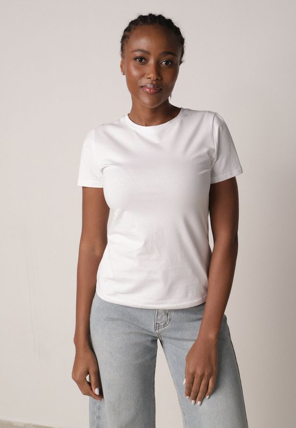 Born2be - Biały Bawełniany T-shirt w Klasycznym Stylu Nedila. Kolor: biały. Materiał: bawełna. Długość: długie. Styl: klasyczny