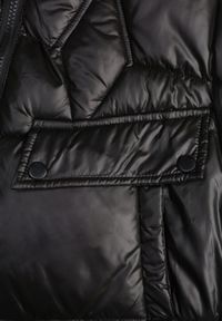 Renee - Czarna Pikowana Kamizelka z Troczkami i Odpinanym Kapturem Arrelarra. Okazja: na spacer, na co dzień. Kolor: czarny. Materiał: jeans. Styl: casual, elegancki, sportowy, klasyczny #8