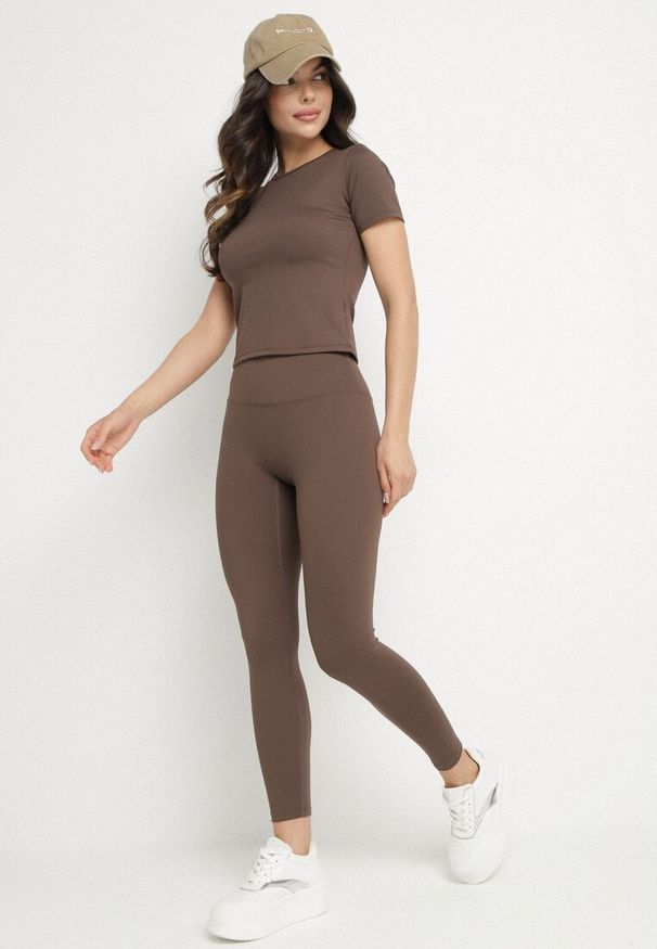 Born2be - Brązowy Komplet Sportowy Legginsy i Dopasowany T-shirt Silendria. Kolor: brązowy