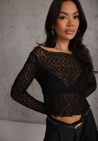 Renee - Czarna Bluzka Longsleeve z Koronki z Dekoltem w Stylu Łódki Chaldera. Okazja: na co dzień. Kolor: czarny. Materiał: koronka. Długość rękawa: długi rękaw. Długość: długie. Wzór: koronka. Styl: elegancki, casual #8