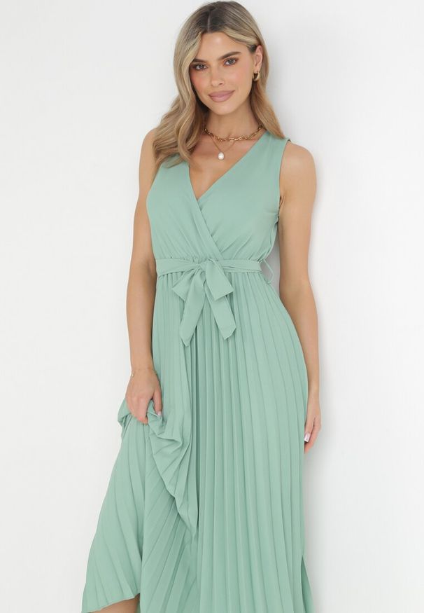 Born2be - Zielona Plisowana Sukienka Maxi z Gumką w Pasie i Materiałowym Paskiem Biak. Okazja: na ślub cywilny, na wesele, na imprezę. Kolor: zielony. Materiał: materiał. Sezon: lato. Typ sukienki: kopertowe. Styl: elegancki, klasyczny. Długość: maxi