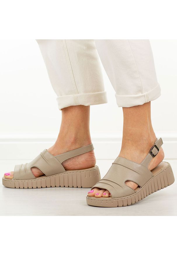 POTOCKI - Beżowe sandały damskie Potocki 12822. Okazja: na co dzień, na spacer. Kolor: beżowy. Materiał: skóra. Sezon: wiosna, lato. Obcas: na platformie. Styl: wakacyjny, casual, klasyczny, elegancki