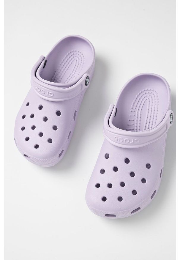 Crocs - Klapki. Kolor: fioletowy. Materiał: guma, materiał. Wzór: gładki