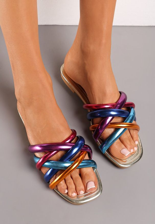 Born2be - Złote Klapki Płaskie z Ozdobnymi Paseczkami Alerila. Okazja: na co dzień. Nosek buta: otwarty. Kolor: złoty. Wzór: paski. Sezon: lato. Styl: elegancki, casual