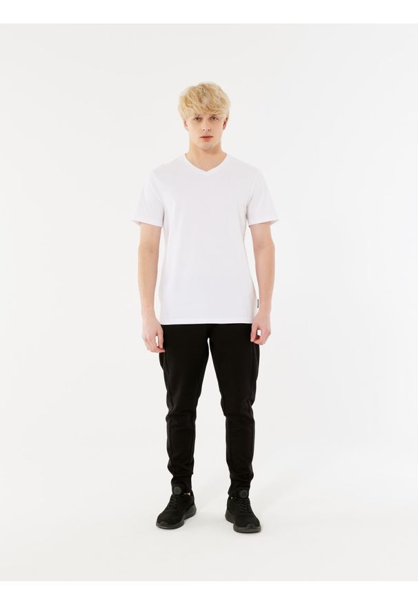 outhorn - T-shirt z dekoltem w serek męski. Okazja: na co dzień. Typ kołnierza: dekolt w serek. Materiał: bawełna, jersey, materiał. Wzór: gładki. Styl: casual