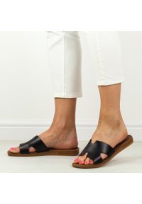 Czarne skórzane klapki damskie Cambell 64013. Kolor: czarny. Materiał: skóra. Sezon: wiosna, lato. Styl: klasyczny, elegancki