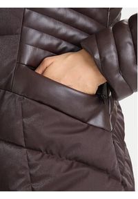 Guess Kurtka zimowa W4BL61 WGLZ0 Brązowy Slim Fit. Kolor: brązowy. Materiał: syntetyk. Sezon: zima #7