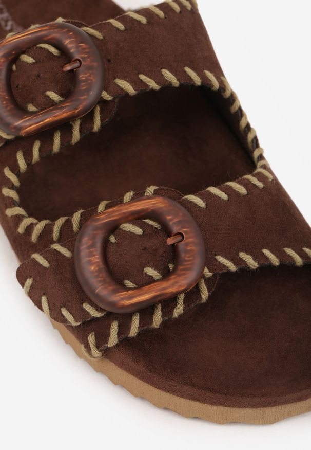 Renee - Brązowe Klapki VICES z Klamrami w Drewnianym Stylu i z Przeszyciami Nerineira. Kolor: brązowy. Sezon: wiosna, lato. Styl: boho, elegancki