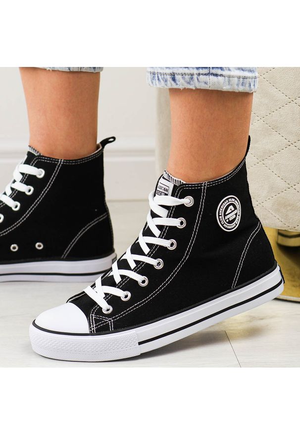Czarne trampki damskie American Club 9120 Lh70. Okazja: na co dzień, na spacer. Kolor: czarny. Materiał: tkanina. Szerokość cholewki: normalna. Sezon: wiosna, lato. Styl: klasyczny, sportowy, casual, rockowy