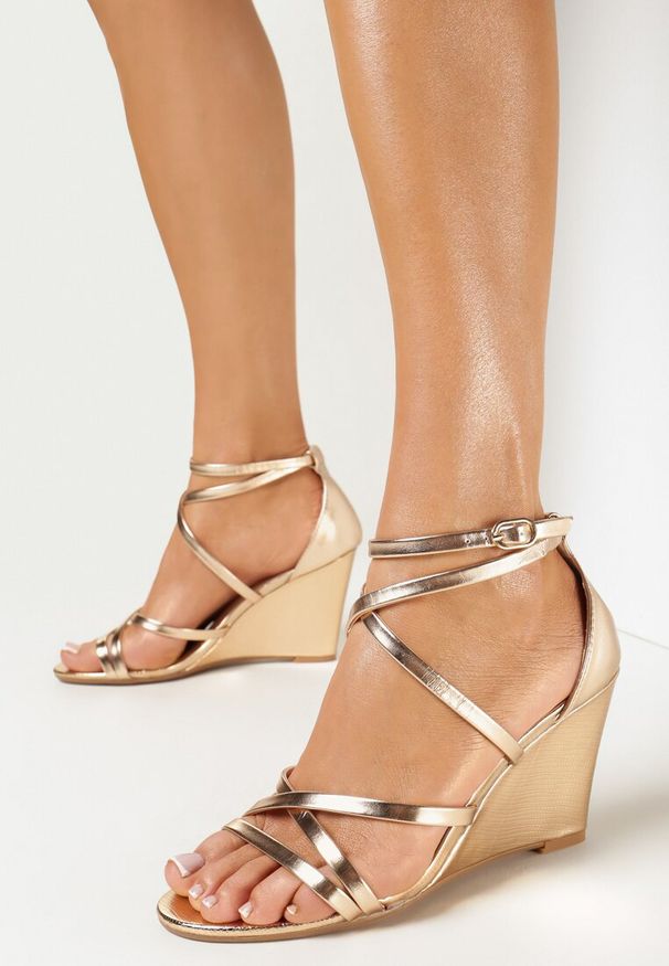 Born2be - Szampańskie Sandały na Koturnie ze Przeplatanymi Paskami Nesima. Zapięcie: pasek. Kolor: złoty. Obcas: na koturnie