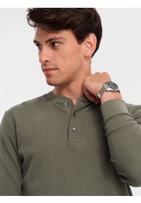 Ombre Clothing - Zapinany pod szyją męski longsleeve z dzianiny waflowej – oliwkowy V1. Okazja: na co dzień. Typ kołnierza: typu henley. Kolor: oliwkowy. Materiał: dzianina. Długość rękawa: długi rękaw. Długość: długie. Styl: casual