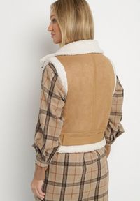 Born2be - Beżowa Rockowa Kamizelka z Futerkiem Typu Baranek i Klamerką Tiodora. Okazja: na co dzień. Kolor: beżowy. Materiał: futro. Wzór: aplikacja. Styl: rockowy #6