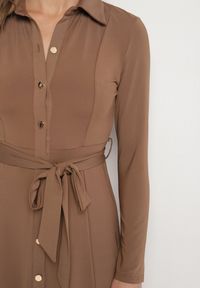 Born2be - Ciemnobeżowa Sukienka Maxi o Koszulowym Fasonie z Wiązaniem mZynlee. Okazja: na co dzień. Kolor: brązowy. Materiał: wiskoza. Typ sukienki: koszulowe. Styl: casual, elegancki, klasyczny. Długość: maxi #2
