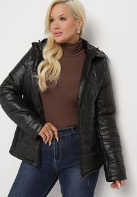 Born2be - Czarna Pikowana Kurtka z Opinanym Kapturem i Wstawkami z Gumek Terilinde. Okazja: na spacer. Kolekcja: plus size. Kolor: czarny. Materiał: jeans #6