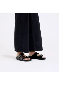 Birkenstock - BIRKENSTOCK Arizona Big Buckle EVA Black Klapki damskie. Okazja: na spacer, na co dzień, na plażę. Kolor: czarny. Materiał: materiał. Wzór: motyw zwierzęcy, jednolity. Sezon: lato. Styl: casual, elegancki #6
