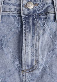 Renee - Niebieska Jeansowa Spódnica z Bawełny Zdobiona Printem w Romby i Rozcięciem Chrissna. Kolor: niebieski. Materiał: bawełna, jeans. Wzór: nadruk, aplikacja. Styl: elegancki #4