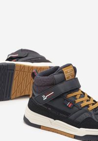 Born2be - Granatowe Płaskie Botki Sneakersy ze Sznurowaniem i Napisami Izalia. Nosek buta: okrągły. Zapięcie: zamek. Kolor: niebieski. Materiał: syntetyk, nubuk, materiał. Wzór: napisy. Styl: klasyczny