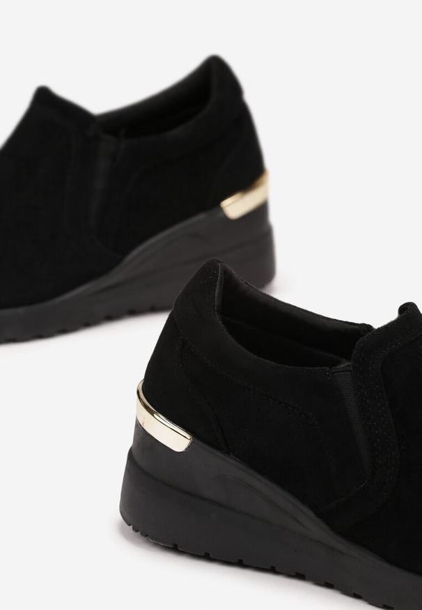 Born2be - Czarne Sneakersy Minnis. Okazja: na co dzień. Kolor: czarny. Materiał: jeans, zamsz. Obcas: na koturnie