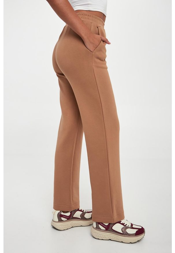 Twinset U&B - Dres + T-shirt damskie TWINSET U&B. Materiał: dresówka