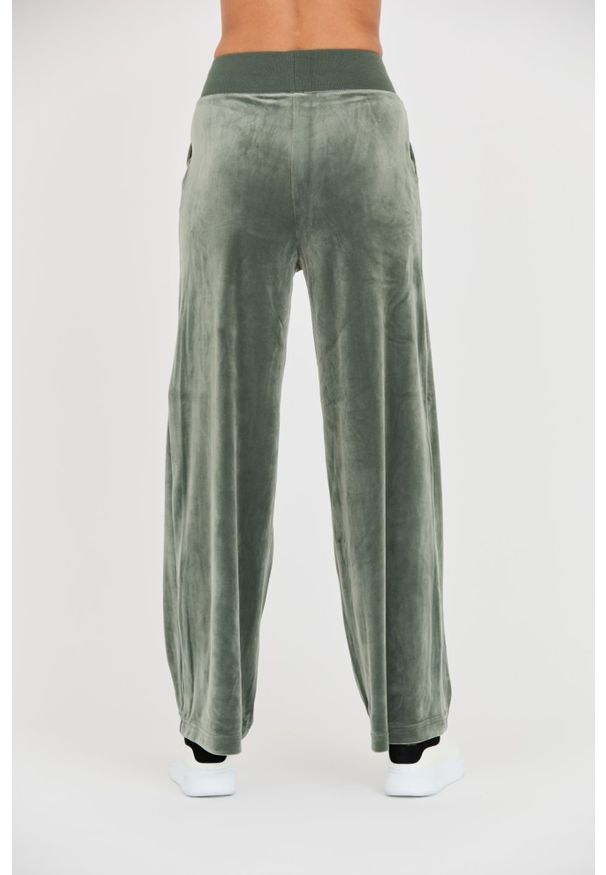 Juicy Couture - JUICY COUTURE Zielone spodnie Bexley Velour Track Pants. Kolor: zielony