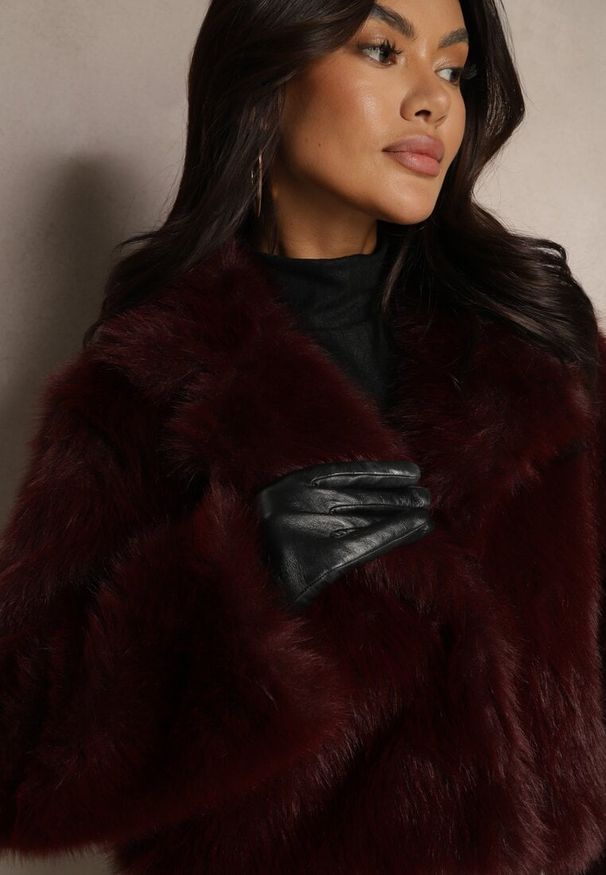 Renee - Bordowa Krótka Kurtka z Futerkiem Zdobiona Szerokim Kołnierzem Tormia. Okazja: na co dzień, na spacer. Kolor: czerwony. Materiał: futro. Długość: krótkie. Wzór: aplikacja. Styl: casual, klasyczny