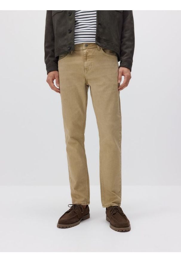 Reserved - Jeansy slim z efektem sprania - beżowy. Kolor: beżowy