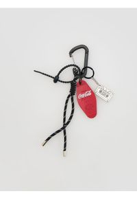 Reserved - Brelok z zawieszkami Coca-Cola - czarny. Kolor: czarny. Dodatki: z breloczkiem #1