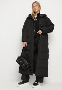 Born2be - Czarna Pikowana Kurtka z Kapturem o Prostym Kroju Venella. Okazja: na co dzień, na spacer. Typ kołnierza: kaptur. Kolor: czarny. Materiał: jeans, poliester, dzianina. Styl: casual, elegancki #6