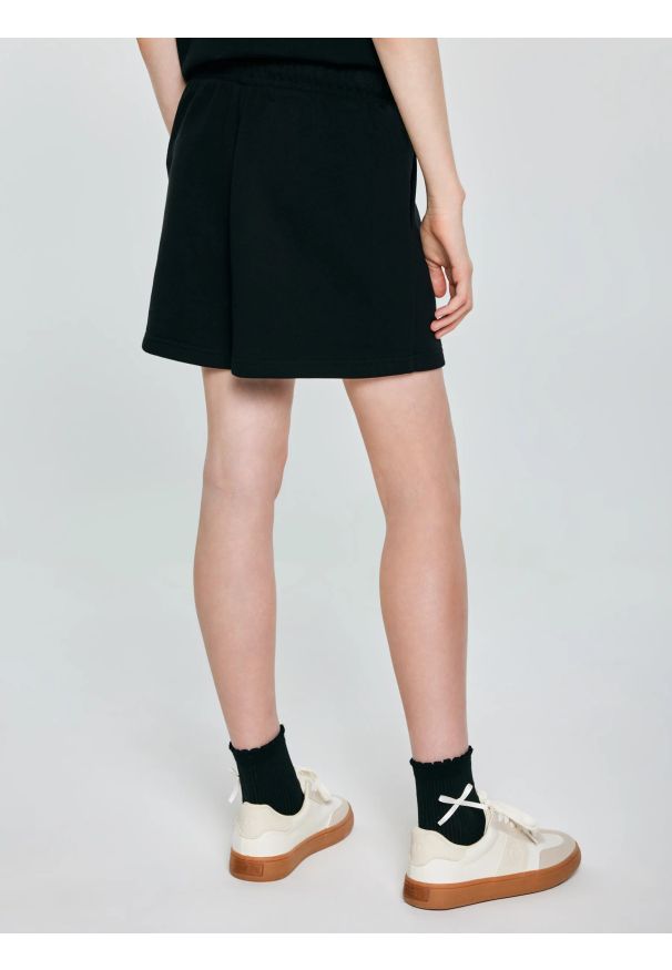 Big-Star - Szorty dziewczęce dresowe z haftem czarne Amaja 906. Okazja: na co dzień. Kolor: czarny. Materiał: dresówka. Wzór: haft. Styl: casual, elegancki, sportowy