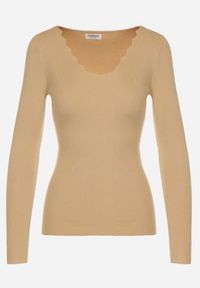 Born2be - Ciemnobeżowy Dopasowany Sweter z Nieregularnym Dekoltem w Serek Fenarela. Okazja: na co dzień, do pracy, na spotkanie biznesowe. Typ kołnierza: dekolt w serek. Kolor: beżowy. Materiał: jeans. Styl: biznesowy, casual #2