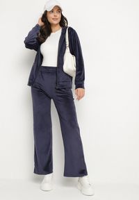 Born2be - Granatowy Komplet Dresowy z Weluru Taliowana Bluza i Szerokie Spodnie Meandra. Kolor: niebieski. Materiał: dresówka, welur. Wzór: aplikacja