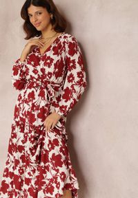 Renee - Biało-Czerwona Sukienka Kharano. Kolor: czerwony. Materiał: tkanina, materiał. Długość rękawa: długi rękaw. Wzór: kwiaty. Typ sukienki: kopertowe. Styl: klasyczny. Długość: midi #3