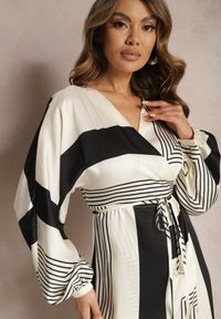 Renee - Czarna Kopertowa Sukienka Kimono Wiązana w Talii Ozdobiona Geometrycznym Wzorem Erostta. Kolor: czarny. Wzór: aplikacja, geometria. Typ sukienki: kopertowe