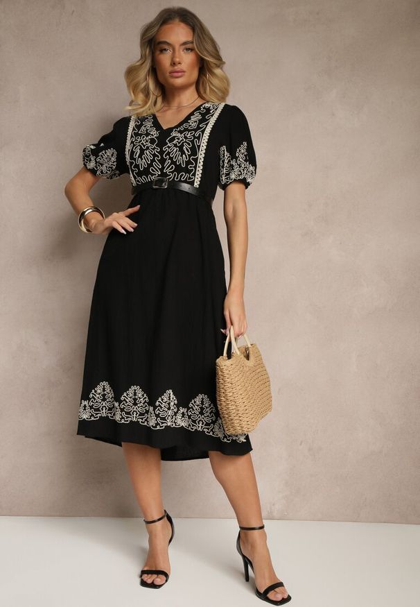Renee - Czarna Rozkloszowana Sukienka z Bawełny w Stylu Boho z Haftowanymi Zdobieniami Lannilsa. Typ kołnierza: dekolt w kształcie V. Kolor: czarny. Materiał: bawełna. Wzór: haft, aplikacja. Styl: boho