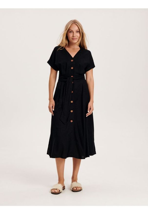 Reserved - Sukienka midi z lnem - czarny. Kolor: czarny. Materiał: len. Długość: midi