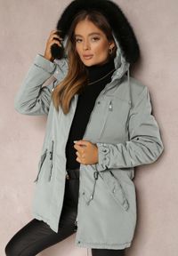 Renee - Ciemnozielona Kurtka Parka z Kapturem z Futerkiem Jossie. Okazja: na co dzień. Typ kołnierza: kaptur. Kolor: zielony. Materiał: futro. Styl: klasyczny, casual, elegancki