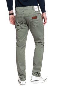 Wrangler - MĘSKIE SPODNIE MATERIAŁOWE WRANGLER GREENSBORO DUSTY OLIVE W15QWA275 112127116. Materiał: materiał #10